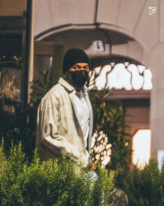 프랑스축구협회가 7일(한국시간) 11월 A매치를 앞두고 프랑스 축구 대표팀 명단을 발표했다. 음바페는 두 달 연속 대표팀에서 제외됐다.&nbsp; 음바페 대신 프랑스 공격진에는 브래들리 바르콜라, 우스망 뎀벨레, 랭달 콜로 무아니(이상 PSG), 크리스토퍼 은쿤쿠(첼시), 마이클 올리세(바이에른 뮌헨), 마르쿠스 튀랑(인터 밀란)이 포함됐다.&nbsp; 프랑스 유력지 '레퀴프'에 따르면, 디디에 데샹 감독은 이날 명단 발표 기자회견에서 음바페의 제외와 관련돼 많은 질문을 받았다.&nbsp;풋메르카토