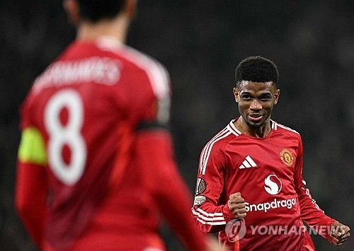 맨유가 8일(한국시간) 영국 맨체스터에 있는 올드 트래포드에서 열린 PAOK(그리스)와의 2024-2025시즌 유럽축구연맹(UEFA) 유로파리그 리그 페이즈 4차전에서 2-0으로 승리했다. 맨유는 3경기 연속 무승부를 거두다 이날 경기에서 승리하면서 올 시즌 유로파리그에서 첫 승리를 가져갔다. 맨유는 승점 3점을 추가해 15위(1승 3무·승점 6)로 올라섰다. 에릭 텐 하흐 경질 이후 뤼트 판니스텔루이 임시 감독 체제인 맨유는 공식전 3경기 무패 행진(2승 1무)을 달리면서 성공적으로 후벵 아모림 권력 이양을 준비하고 있다. 연합뉴스