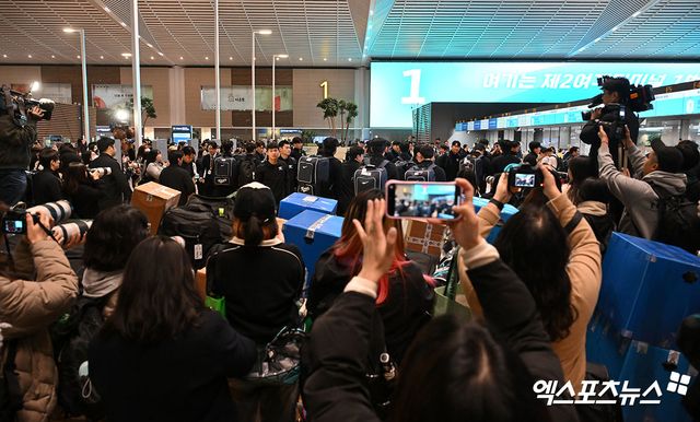 프리미어12에 출전하는 대한민국 야구대표팀이 8일 오전 인천국제공항을 통해 대만으로 출국했다. 출국 수속을 하는 대한민국 야구대표팀 선수단. 인천공항, 김한준 기자