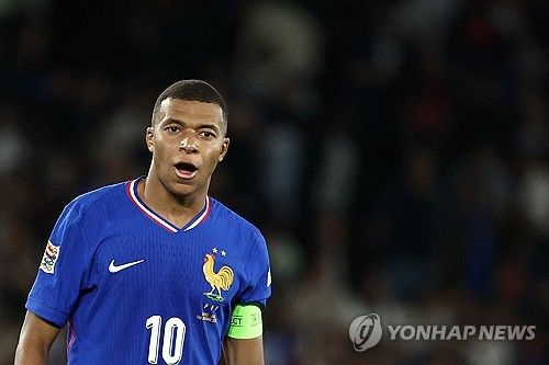프랑스축구협회가 7일(한국시간) 11월 A매치를 앞두고 프랑스 축구 대표팀 명단을 발표했다. 음바페는 두 달 연속 대표팀에서 제외됐다.&nbsp; 음바페 대신 프랑스 공격진에는 브래들리 바르콜라, 우스망 뎀벨레, 랭달 콜로 무아니(이상 PSG), 크리스토퍼 은쿤쿠(첼시), 마이클 올리세(바이에른 뮌헨), 마르쿠스 튀랑(인터 밀란)이 포함됐다.&nbsp; 프랑스 유력지 '레퀴프'에 따르면, 디디에 데샹 감독은 이날 명단 발표 기자회견에서 음바페의 제외와 관련돼 많은 질문을 받았다.&nbsp;연합뉴스