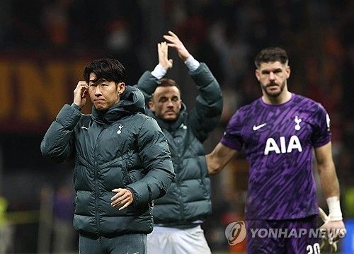 재계약을 원치 않는다는 토트넘 홋스퍼 측의 입장에 손흥민 캠프가 충격을 받았다는 보도가 나왔다.&nbsp; 하지만 토트넘 소식에 정통한 언론인은 이를 정면으로 반박하고 나섰다.&nbsp;토트넘 내부 소식에 정통한 폴 오키프는 자신의 SNS에 이번 손흥민 방출 보도에 대한 견해를 물어보는 질문이 나오자 그 출처가 베일리잖아. 제발 좀이라며 논평 자체를 거부했다. TBR 풋볼에 이번 손흥민 기사를 낸 이가 베일리라 신뢰도가 떨어진다며 사실이 아니라고 주장한 것이다. 연합뉴스