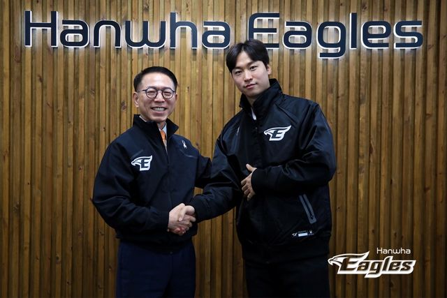 8일 오전 한화와 FA 투수 엄상백이 4년 최대 78억원에 계약을 체결했다. 한화는 엄상백의 우수한 구위와 제구, 체력을 바탕으로 엄상백이 향후 팀의 선발 로테이션 한 자리를 책임질 것으로 기대하고 있다. 한화 이글스 제공