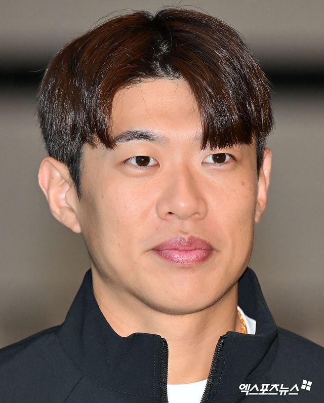 프리미어12에 출전하는 대한민국 야구대표팀이 8일 오전 인천국제공항을 통해 대만으로 출국했다. 출국 전 인터뷰하는 대한민국 야구대표팀 송성문. 인천공항, 김한준 기자