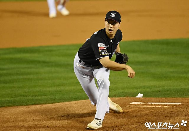 선발투수 엄상백이 KT 위즈 소속이던 올 시즌 준플레이오프 경기에 선발 등판해 투구하고 있다. 시즌 종료 후 자유계약 자격을 얻은 엄상백은 시장으로 나왔고, 한화 이글스로 이적을 택했다. 4년 최대 78억원에 계약했다. 엑스포츠뉴스 DB