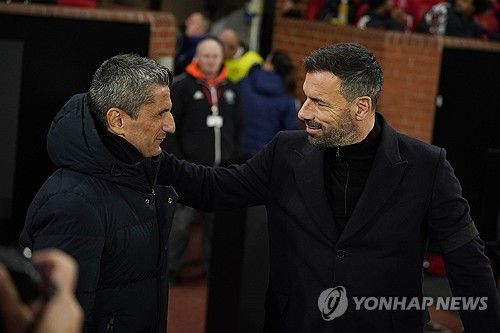 맨유가 8일(한국시간) 영국 맨체스터에 있는 올드 트래포드에서 열린 PAOK(그리스)와의 2024-2025시즌 유럽축구연맹(UEFA) 유로파리그 리그 페이즈 4차전에서 2-0으로 승리했다. 맨유는 3경기 연속 무승부를 거두다 이날 경기에서 승리하면서 올 시즌 유로파리그에서 첫 승리를 가져갔다. 맨유는 승점 3점을 추가해 15위(1승 3무·승점 6)로 올라섰다. 에릭 텐 하흐 경질 이후 뤼트 판니스텔루이 임시 감독 체제인 맨유는 공식전 3경기 무패 행진(2승 1무)을 달리면서 성공적으로 후벵 아모림 권력 이양을 준비하고 있다. 연합뉴스