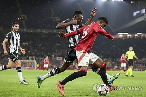 맨유가 8일(한국시간) 영국 맨체스터에 있는 올드 트래포드에서 열린 PAOK(그리스)와의 2024-2025시즌 유럽축구연맹(UEFA) 유로파리그 리그 페이즈 4차전에서 2-0으로 승리했다.&nbsp; 맨유는 3경기 연속 무승부를 거두다 이날 경기에서 승리하면서 올 시즌 유로파리그에서 첫 승리를 가져갔다. 맨유는 승점 3점을 추가해 15위(1승 3무·승점 6)로 올라섰다.&nbsp; 에릭 텐 하흐 경질 이후 뤼트 판니스텔루이 임시 감독 체제인 맨유는 공식전 3경기 무패 행진(2승 1무)을 달리면서 성공적으로 후벵 아모림 권력 이양을 준비하고 있다.&nbsp;연합뉴스