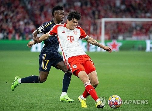 바이에른 뮌헨은 7일(한국시간) 독일 뮌헨에 있는 알리안츠 아레나에서 열린 벤피카(포르투갈)와의 2024-2025시즌 유럽축구연맹(UEFA) 챔피언스리그 리그 페이즈 4차전에서 1-0으로 신승을 거뒀다. 경기 후 요주아 키미히는 김민재를 괴물이라고 칭찬했고, 팀 동료의 칭찬에 김민재는 감사를 전하며 겸손함을 드러냈다. 연합뉴스