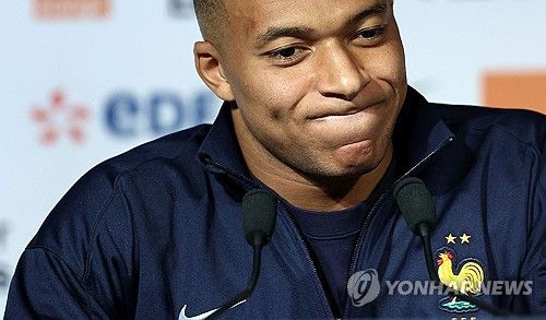 프랑스축구협회가 7일(한국시간) 11월 A매치를 앞두고 프랑스 축구 대표팀 명단을 발표했다. 음바페는 두 달 연속 대표팀에서 제외됐다.&nbsp; 음바페 대신 프랑스 공격진에는 브래들리 바르콜라, 우스망 뎀벨레, 랭달 콜로 무아니(이상 PSG), 크리스토퍼 은쿤쿠(첼시), 마이클 올리세(바이에른 뮌헨), 마르쿠스 튀랑(인터 밀란)이 포함됐다.&nbsp; 프랑스 유력지 '레퀴프'에 따르면, 디디에 데샹 감독은 이날 명단 발표 기자회견에서 음바페의 제외와 관련돼 많은 질문을 받았다.&nbsp;연합뉴스