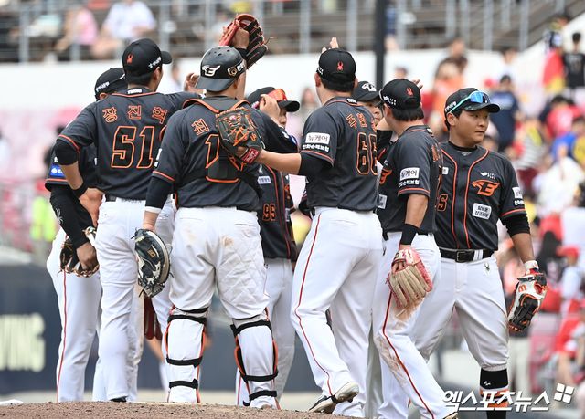 23일 오후 광주기아챔피언스필드에서 열린 '2024 신한 SOL Bank KBO리그' 한화 이글스와 KIA 타이거즈의 더블헤더 1차전 경기, 한화가 9회에 나온 김태연의 결승 홈런에 힘입어 KIA에 9:8 승리를 거뒀다. 경기에서 승리한 한화 선수들이 기뻐하고 있다. 엑스포츠뉴스 DB