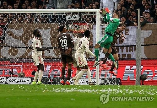 뮌헨이 9일(한국시간) 독일 함부르크에 있는 밀레른토어 슈타디온에서 열린 장크트파울리와의 2024-2025시즌 분데스리가 10라운드 원정 경기에서 자말 무시알라의 결승 골로 1-0 신승을 거뒀다.&nbsp; 김민재가 중앙 수비수로 선발 출장해 무실점 승리를 챙기면서 뮌헨은 개막 10경기 무패(8승 2무)를 달리며 단독 선두(승점 26)를 달렸다.&nbsp;연합뉴스