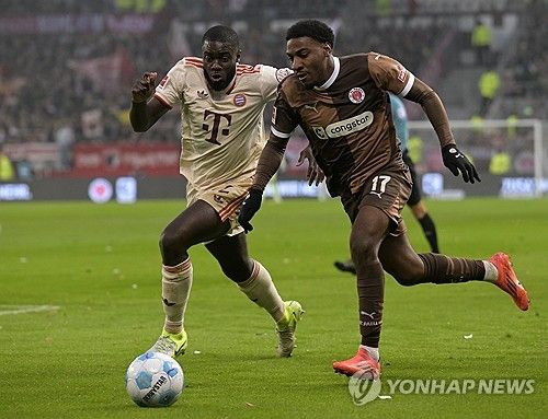 뮌헨이 9일(한국시간) 독일 함부르크에 있는 밀레른토어 슈타디온에서 열린 장크트파울리와의 2024-2025시즌 분데스리가 10라운드 원정 경기에서 자말 무시알라의 결승 골로 1-0 신승을 거뒀다.&nbsp; 김민재가 중앙 수비수로 선발 출장해 무실점 승리를 챙기면서 뮌헨은 개막 10경기 무패(8승 2무)를 달리며 단독 선두(승점 26)를 달렸다.&nbsp;연합뉴스