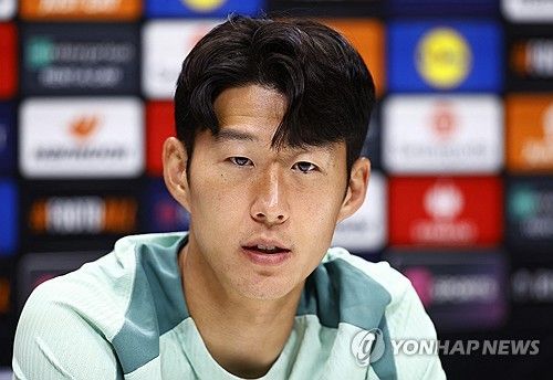 토트넘 홋스퍼가 손흥민과의 재계약을 고려하지 않는 데다, 손흥민 측에 재계약 불가 통보를 했다는 소식에 토트넘 팬 커뮤니티도 충격에 빠졌다. 한 토트넘 팬 커뮤니티는 손흥민이 토트넘으로부터 재계약 불가 통보를 받고 좌절했고 불만을 품은 상태이고, 사우디아라비아 팀들이 다시 손흥민에게 접근할 것이라는 루머를 확산시켰다. 다만 이는 최근 소식을 접하지 못한 탓에 벌어진 해프닝으로 보인다. 사진 연합뉴스