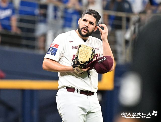 KT 위즈는 올해 키움 히어로즈에서 활약한 뒤 보류 선수에서 풀린 베네수엘라 국적 좌완 엔마누엘 데 헤이수스와 총액 100만 달러에 계약했다고 공식 발표했다. KT는 지난달 29일 본지와 통화에서 '좌완을 찾고 있다'며 헤이수스 계약 가능성을 숨기지 않았다. KT는 기존 외인 쿠에바스와 더불어 고영표, 소형준 등으로 최강 선발진을 꾸리게 됐다. 엑스포츠뉴스DB