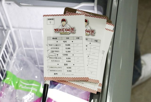 SSG 랜더스가 30일 인천SSG랜더스필드 지하1층에 위치한 직원식당에서 자선 식당&카페 '캐처테이블'을 진행했다. 각자 역할을 분담한 선수들은 재료 준비, 주문, 조리, 홀 서빙을 소화했다. SSG 랜더스