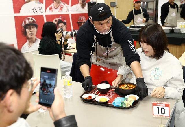 SSG 랜더스가 30일 인천SSG랜더스필드 지하1층에 위치한 직원식당에서 자선 식당&카페 '캐처테이블'을 진행했다. 이지영이 자신이 만든 순두부찌개를 팬에게 서빙하고 있다. SSG 랜더스