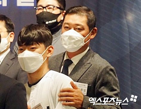 3년 전 한은회 시상식 때 이종범 코치와 함께 사진을 찍었던 김도영. 엑스포츠뉴스 DB