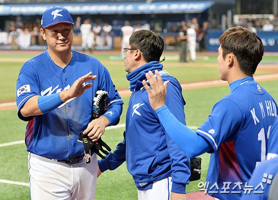 대표팀에서 많은 영광의 시간을 함께했던 이대호(왼쪽 첫 번째). 대표팀의 방향성에 관한 자기 생각을 밝혔다. 엑스포츠뉴스 DB