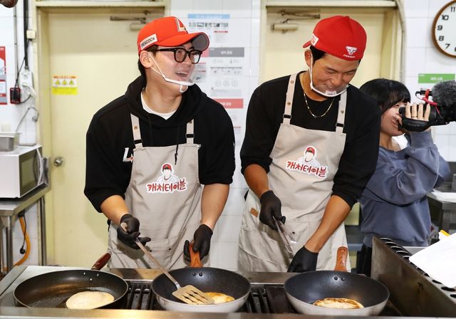 SSG 랜더스가 30일 인천SSG랜더스필드 지하1층에 위치한 직원식당에서 자선 식당&카페 '캐처테이블'을 진행했다. 조병현(왼쪽)과 조형우(오른쪽)가 요리를 조리하고 있다. SSG 랜더스