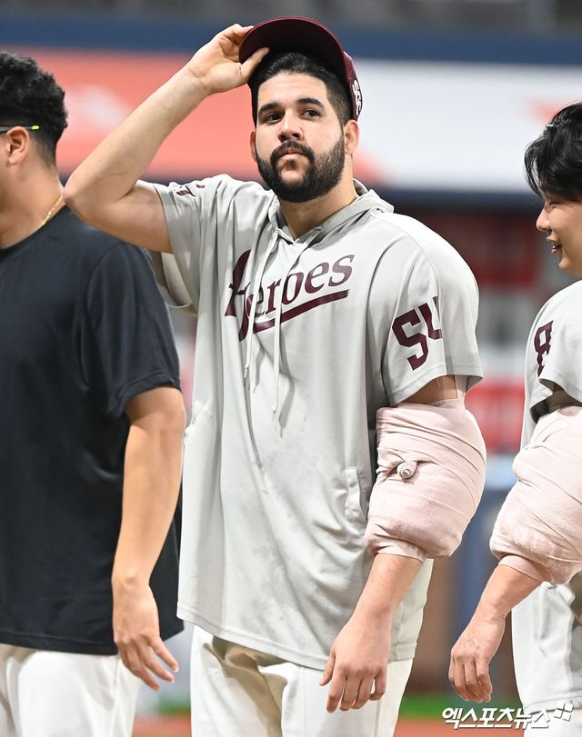 KT 구단은 1일 헤이수스와 계약금 20만 달러, 연봉 80만 달러 등 총액 100만 달러(약 13억 9000만원) 조건으로 영입을 공식 발표했다.&nbsp;엑스포츠뉴스 DB