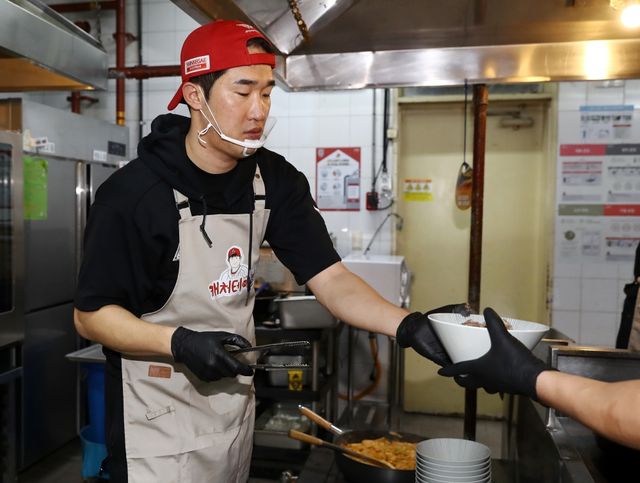 SSG 랜더스가 30일 인천SSG랜더스필드 지하1층에 위치한 직원식당에서 자선 식당&카페 '캐처테이블'을 진행했다. 박종훈이 차돌떡볶이를 그릇에 담고 있다. SSG 랜더스