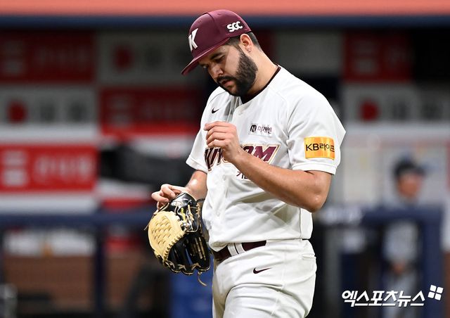 KT 위즈는 올해 키움 히어로즈에서 활약한 뒤 보류 선수에서 풀린 베네수엘라 국적 좌완 엔마누엘 데 헤이수스와 총액 100만 달러에 계약했다고 공식 발표했다. KT는 지난달 29일 본지와 통화에서 '좌완을 찾고 있다'며 헤이수스 계약 가능성을 숨기지 않았다. KT는 기존 외인 쿠에바스와 더불어 고영표, 소형준 등으로 최강 선발진을 꾸리게 됐다. 엑스포츠뉴스DB