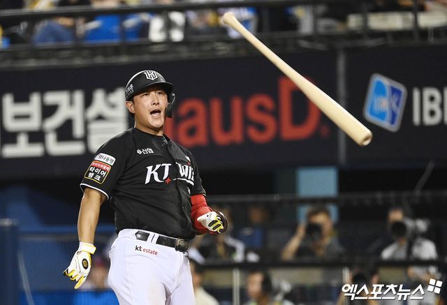 KT 위즈 베테랑 내야수 황재균이 1일 서울 한남동 그랜드 하얏트 서울에서 열린 '2024 컴투스 프로야구 REAL GLOVE AWARD' 시상식에서 3루수 부문 수상의 영예를 안았다. 사진 엑스포츠뉴스 DB