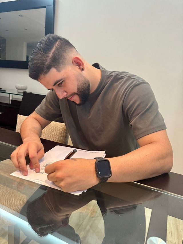 KT 위즈는 올해 키움 히어로즈에서 활약한 뒤 보류 선수에서 풀린 베네수엘라 국적 좌완 엔마누엘 데 헤이수스와 총액 100만 달러에 계약했다고 공식 발표했다. KT는 지난달 29일 본지와 통화에서 '좌완을 찾고 있다'며 헤이수스 계약 가능성을 숨기지 않았다. KT는 기존 외인 쿠에바스와 더불어 고영표, 소형준 등으로 최강 선발진을 꾸리게 됐다. KT 위즈