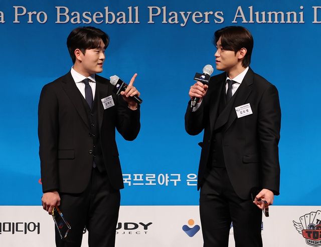 1일 오후 서울 강남구 청담동 한 호텔에서 열린 한국프로야구은퇴선수협회 은퇴선수의 날 시상식에서 '최고의 선수상'을 받은 KIA 김도영(오른쪽)과 '최고의 신인상' 받은 두산 김택연이 사회자의 질문에 답하고 있다. 연합뉴스