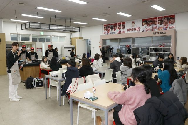 SSG 랜더스가 30일 인천SSG랜더스필드 지하1층에 위치한 직원식당에서 자선 식당&카페 '캐처테이블'을 진행했다. 식당의 경우 한 타임당 2500여명의 팬들이 지원할 정도로 경쟁이 치열했으며, 카페 또한 타임당 1000명 이상의 팬들이 신청했다. SSG 랜더스