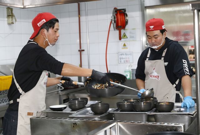 SSG 랜더스가 30일 인천SSG랜더스필드 지하1층에 위치한 직원식당에서 자선 식당&카페 '캐처테이블'을 진행했다. 조형우(왼쪽)과 고명준(오른쪽)이 뚝배기불고기를 조리하고 있다. SSG 랜더스