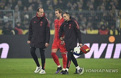 바이에른 뮌헨은 1일(한국시간) 구단 홈페이지를 통해 해리 케인의 부상 소식을 발표했다. 케인은 1일 독일 도르트문트에 위치한 지그날 이두나 파크에서 열린 뮌헨과 보루시아 도르트문트 간의 2024-2025시즌 분데스리가 12라운드 원정 경기에서 선발로 나왔지만 전반 32분 그라운드에 주저 앉아 일찍 교체됐다. 케인은 곧바로 뮌헨 의료진으로부터 검진을 받았는데, 진단 결과 오른쪽 허벅지 뒤쪽에 소근육 섬유가 파열된 것으로 확인됐다. 연합뉴스