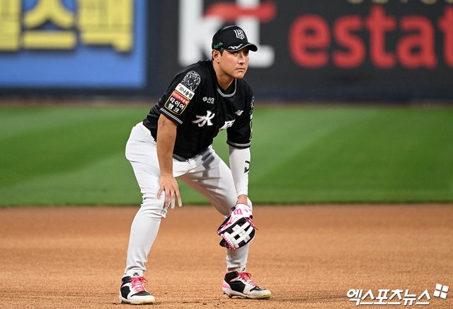 KT 위즈 베테랑 내야수 황재균이 1일 서울 한남동 그랜드 하얏트 서울에서 열린 '2024 컴투스 프로야구 REAL GLOVE AWARD' 시상식에서 3루수 부문 수상의 영예를 안았다. 사진 엑스포츠뉴스 DB