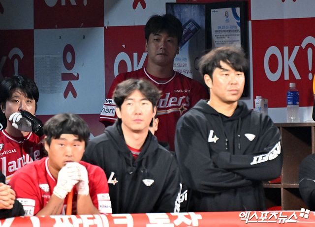 1일 오후 수원KT위즈파크에서 열린 '2024 신한 SOL Bank KBO리그' SSG 랜더스와 KT 위즈의 5위 결정전 경기, KT가 로하스의 역전 스리런 홈런에 힘입어 SSG에 4:3 승리를 거두며 와일드카드 결정전에 진출했다. SSG 김광현이 더그아웃에서 경기를 지켜보고 있다. 엑스포츠뉴스 DB