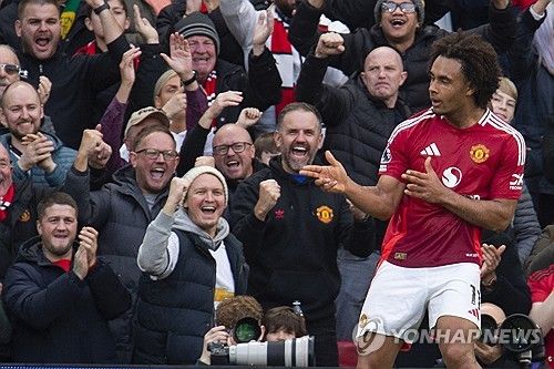 아모림 감독이 이끄는 맨유가 2일(한국시간) 영국 맨체스터에 있는 올드 트래포드에서 열린 에버턴과의 2024-2025시즌 프리미어리그 13라운드 홈 경기에서 4-0 대승을 거뒀다.&nbsp;연합뉴스