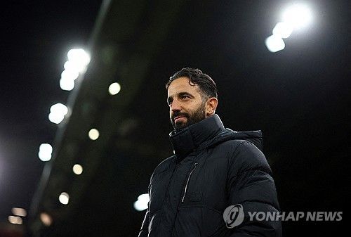 아모림 감독이 이끄는 맨유가 2일(한국시간) 영국 맨체스터에 있는 올드 트래포드에서 열린 에버턴과의 2024-2025시즌 프리미어리그 13라운드 홈 경기에서 4-0 대승을 거뒀다.&nbsp;연합뉴스