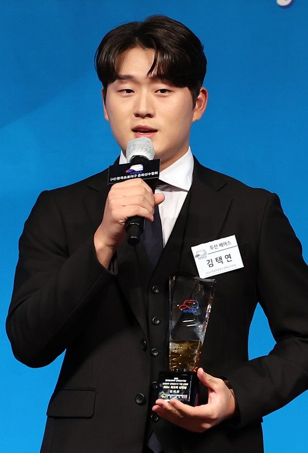 두산 김택연이 1일 오후 서울 강남구 청담동 한 호텔에서 열린 한국프로야구은퇴선수협회 은퇴선수의 날 시상식에서 '최고의 신인상'을 받은 뒤 소감을 말하고 있다. 연합뉴스