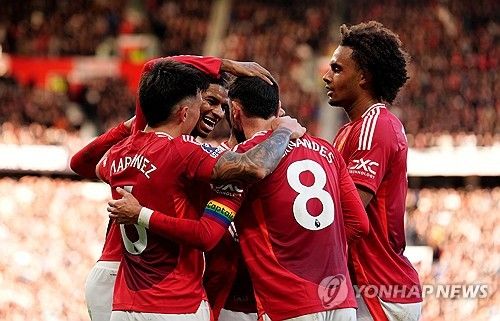 아모림 감독이 이끄는 맨유가 2일(한국시간) 영국 맨체스터에 있는 올드 트래포드에서 열린 에버턴과의 2024-2025시즌 프리미어리그 13라운드 홈 경기에서 4-0 대승을 거뒀다.&nbsp;연합뉴스