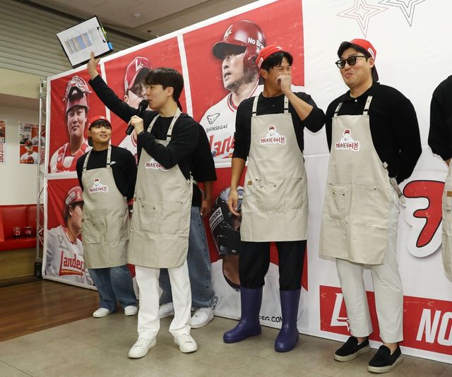 SSG 랜더스가 30일 인천SSG랜더스필드 지하1층에 위치한 직원식당에서 자선 식당&카페 '캐처테이블'을 진행했다. 선수들이 행사 후 소감을 밝히고 있다. SSG 랜더스