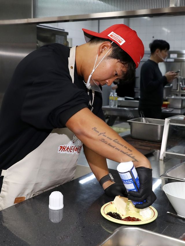 SSG 랜더스가 30일 인천SSG랜더스필드 지하1층에 위치한 직원식당에서 자선 식당&카페 '캐처테이블'을 진행했다. 신범수가 디저트를 그릇에 담고 있다. SSG 랜더스