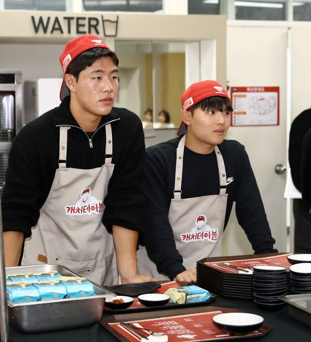 SSG 랜더스가 30일 인천SSG랜더스필드 지하1층에 위치한 직원식당에서 자선 식당&카페 '캐처테이블'을 진행했다. 이율예(왼쪽)과 정준재(오른쪽)가 홀 서빙을 기다리고 있다. SSG 랜더스