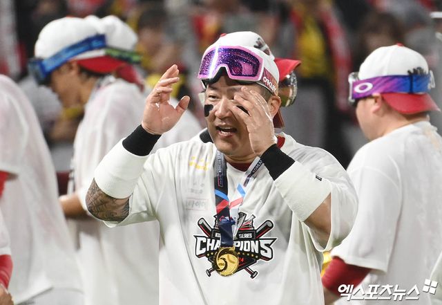 28일 오후 광주기아챔피언스필드에서 열린 '2024 신한 SOL Bank KBO 한국시리즈' 삼성 라이온즈와 KIA 타이거즈의 5차전 경기, KIA가 7:5의 스코어로 승리하며 7년 만에 통합 우승을 이뤄냈다. 경기 종료 후 KIA 최형우가 샴페인 세리머니를 즐기고 있다. 엑스포츠뉴스 DB