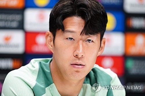 토트넘 홋스퍼 소식을 주로 전하는 영국 매체 스퍼스웹은 9일(한국시간) 토트넘 홋스퍼 주장 손흥민이 현재 임금을 그대로 유지하면서 1년 연장이 더해진 2년 연장 계약을 체결할 것으로 보인다고 보도했다. 매체의 주장대로 손흥민의 계약 기간이 3년 연장된다면 2015년부터 클럽에 몸 담은 손흥민은 토트넘에서 무려 13년을 뛰게 된다. 연합뉴스