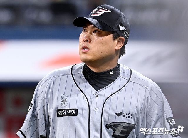 채은성의 약속대로 류현진까지 포함한 한화 베테랑 선수 8명이 차디찬 태안 앞바다에 입수하면서 2025시즌 반등을 다짐했다.&nbsp;엑스포츠뉴스 DB