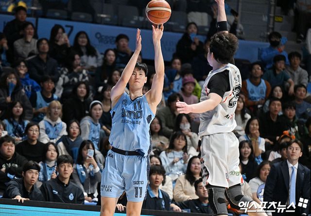김민욱(왼쪽)은 12일 고양 소노 사무실을 방문해 계약 해지에 관한 답변을 할 예정이다. 구단은 선수가 받아들이지 않는다면, '구단 명예 및 이미지 실추'를 사유로 KBL에 재정위원회 개최를 신청할 계획이다. 엑스포츠뉴스 DB