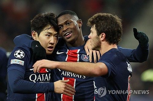 파리 생제르맹(PSG)은 11일(한국시간) 오스트리아 잘츠부르크에 위치한 레드불 아레나에서 열린 RB잘츠부르크와의 2024-2025시즌 유럽축구연맹(UEFA) 챔피언스리그 리그 페이즈 6차전서 3-0 완승을 거뒀다. 이날 이강인은 선발로 나와 풀타임을 소화했고 득점의 기점이 되는 패스를 보여줬지만 몇몇 프랑스 현지 언론으로부터 혹평을 받았다. 연합뉴스