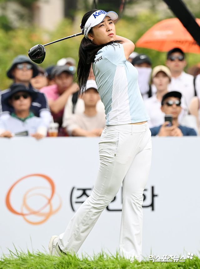 윤이나가 지난 8월 열린 한화클래식 2024에서 티샷하고 있다. 올 시즌을 마치고 미국 무대에 도전장을 내민 윤이나는 LPGA 투어 퀄리파잉시리즈를 최종 8위로 마치며 상위 25인에게 주어지는 LPGA 투어 출전권을 획득했다. 내년엔 미국에서 뛴다. 엑스포츠뉴스 DB