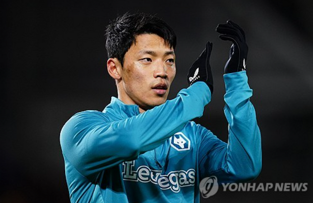 영국 울버햄프턴 지역 언론 몰리뉴 뉴스는 11일(한국시간) 울버햄프턴 원더러스 공격수 황희찬이 여름에 떠나지 않은 것을 분명히 후회할 거라고 보도했다. 이번 여름 황희찬은 프랑스 명문 올랭피크 드 마르세유의 러브콜을 받았으나 잔류를 택했는데 시즌 개막 후 주전 경쟁에서 밀려 출전 시간이 줄어들면서 매각 가능성이 검토되고 있다. 연합뉴스