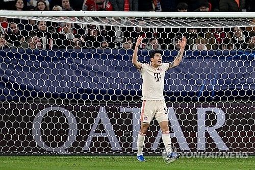 바이에른 뮌헨은 11일(한국시간) 독일 겔젠키르헬에 있는 아레나 아우프샬케에서 열린 샤흐타르 도네츠크(우크라이나)와의 2024-2025시즌 유럽축구연맹(UEFA) 챔피언스리그 리그 페이즈 6차전에서 5-1 대승을 거뒀다. 이날 김민재는 선발로 나와 88분을 소화했다. 경기 후 독일 유력지 빌트는 김민재에게 선제골 실점에 대해 책임이 있다며 팀 내 최저 평점을 줬다. 연합뉴스