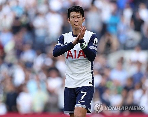 토트넘 홋스퍼 소식을 주로 전하는 영국 매체 스퍼스웹은 9일(한국시간) 토트넘 홋스퍼 주장 손흥민이 현재 임금을 그대로 유지하면서 1년 연장이 더해진 2년 연장 계약을 체결할 것으로 보인다고 보도했다. 매체에 따르면 최근 손흥민은 계약 만료가 임박해 튀르키예 명문 갈라타사라이 등과 이적설이 났지만 에이전트가 이를 부인했다. 연합뉴스