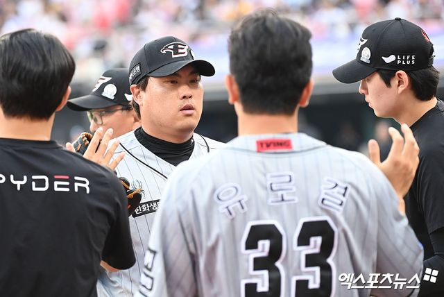 채은성의 약속대로 류현진까지 포함한 한화 베테랑 선수 8명이 차디찬 태안 앞바다에 입수하면서 2025시즌 반등을 다짐했다.&nbsp;엑스포츠뉴스 DB